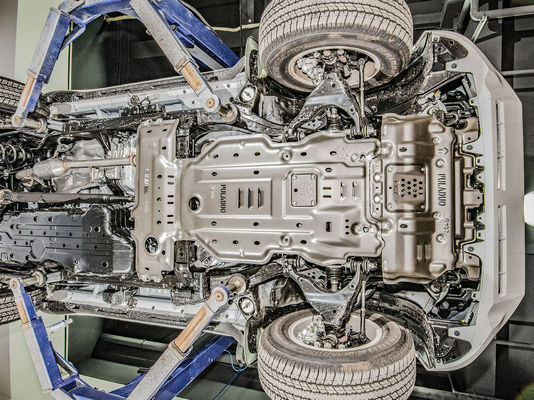 Το Toyota Prado LC150 Magnalium κάτω από το σώμα κάτω από την προστατευτική πλάκα του κινητήρα