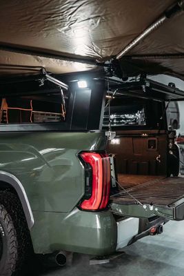 Μαύρη Toyota Tundra Pickup Καλύφισμα κρεβατιού με τοποθέτηση κορμού και κατασκευή από αλουμίνιο