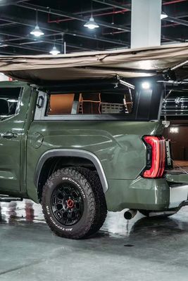 Μαύρη Toyota Tundra Pickup Καλύφισμα κρεβατιού με τοποθέτηση κορμού και κατασκευή από αλουμίνιο