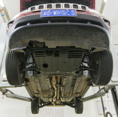 Προστατευτική πανοπλία κάτω από το σώμα του Jeep Patriot με προσαρμοσμένη πλάκα προστασίας του κινητήρα