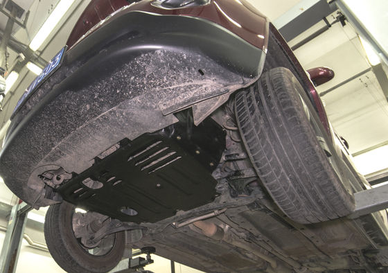Προστατευτική πανοπλία κάτω από το σώμα του Jeep Patriot με προσαρμοσμένη πλάκα προστασίας του κινητήρα