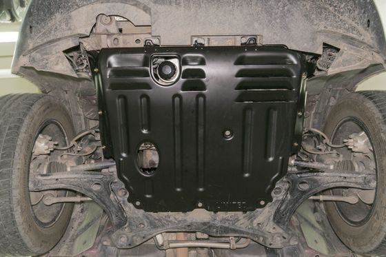 Προστατευτική πανοπλία κάτω από το σώμα του Jeep Patriot με προσαρμοσμένη πλάκα προστασίας του κινητήρα