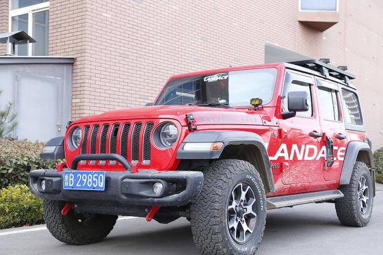 Βελτιώστε τις επιδόσεις του Jeep Wrangler JK 07 Off-Road με το Black Red Hood Lock Kit